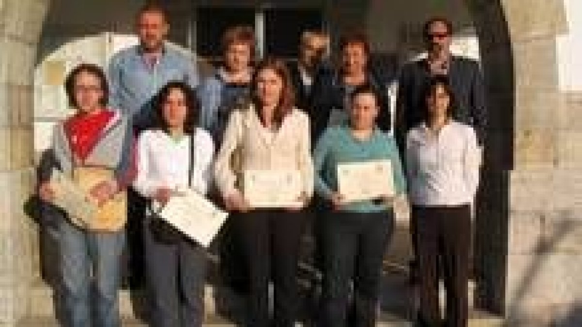 Los alumnos del curso de informática de Villamanín, con su título