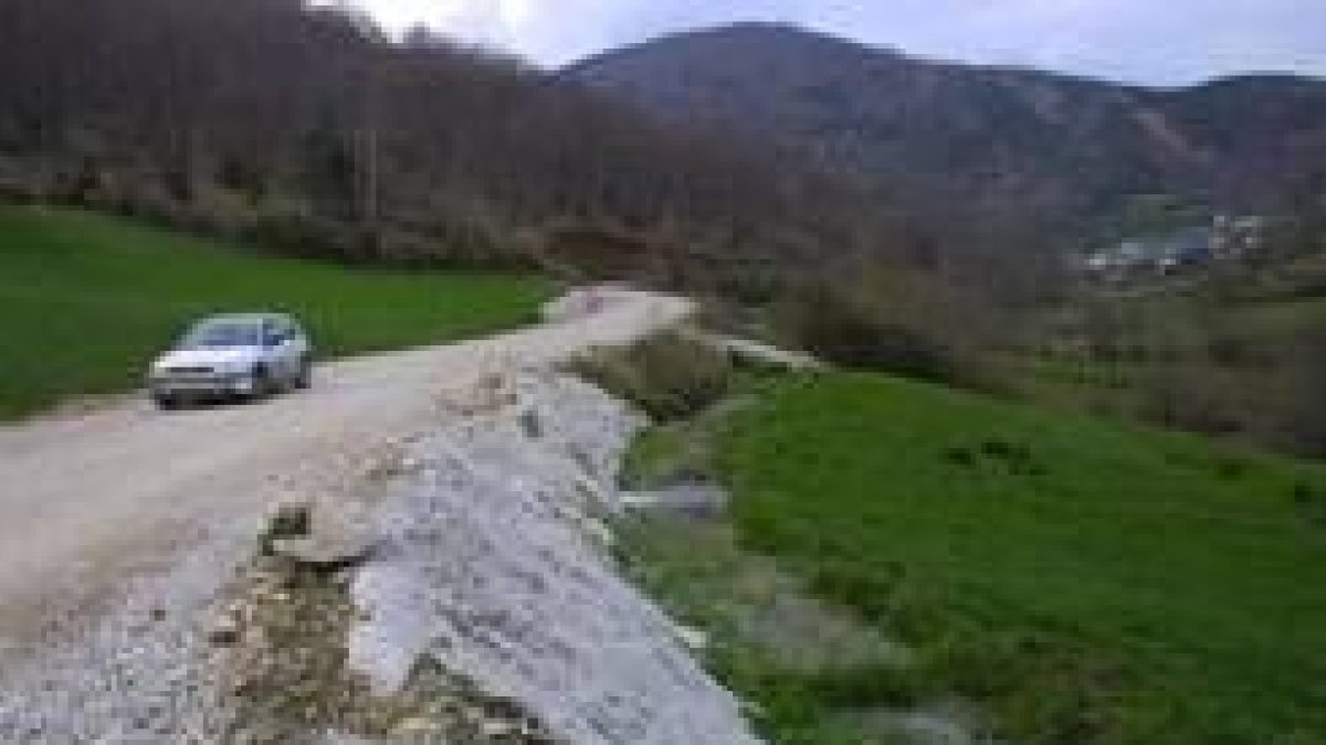 Vista de los montes que circundan la localidad de Barjas, en el Bierzo Oeste