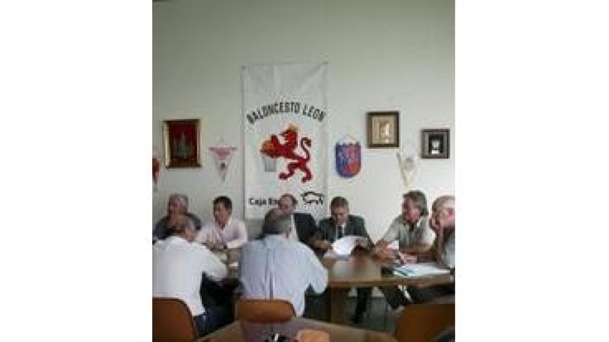 Un momento de la reunión, celebrada ayer tarde en la sede del club
