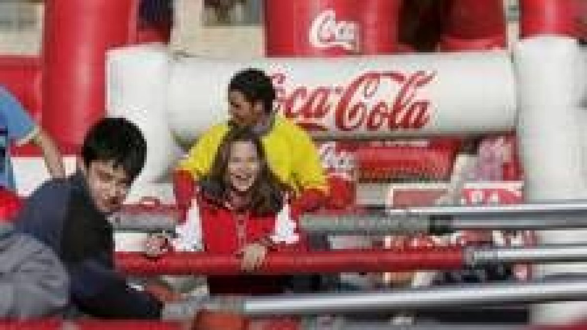 Los juegos que organiza Coca Cola relacionados con el fútbol son un atractivo para los más jóvenes