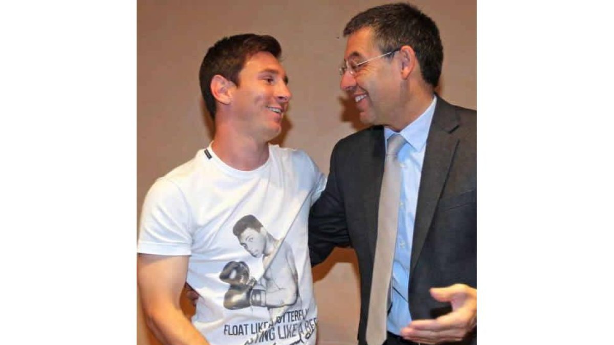 Messi y Bartomeu en la firma de la renovación del argentino.