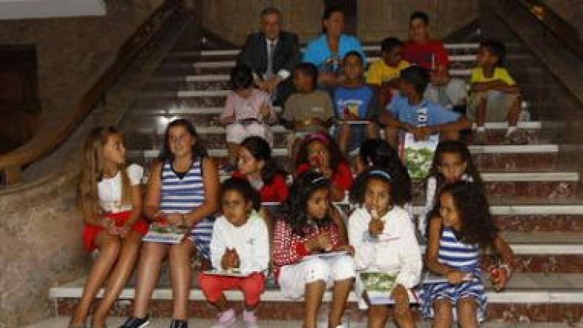 El alcalde de León, Emilio Gutiérrez, con los niños saharauis, en la foto de familia.
