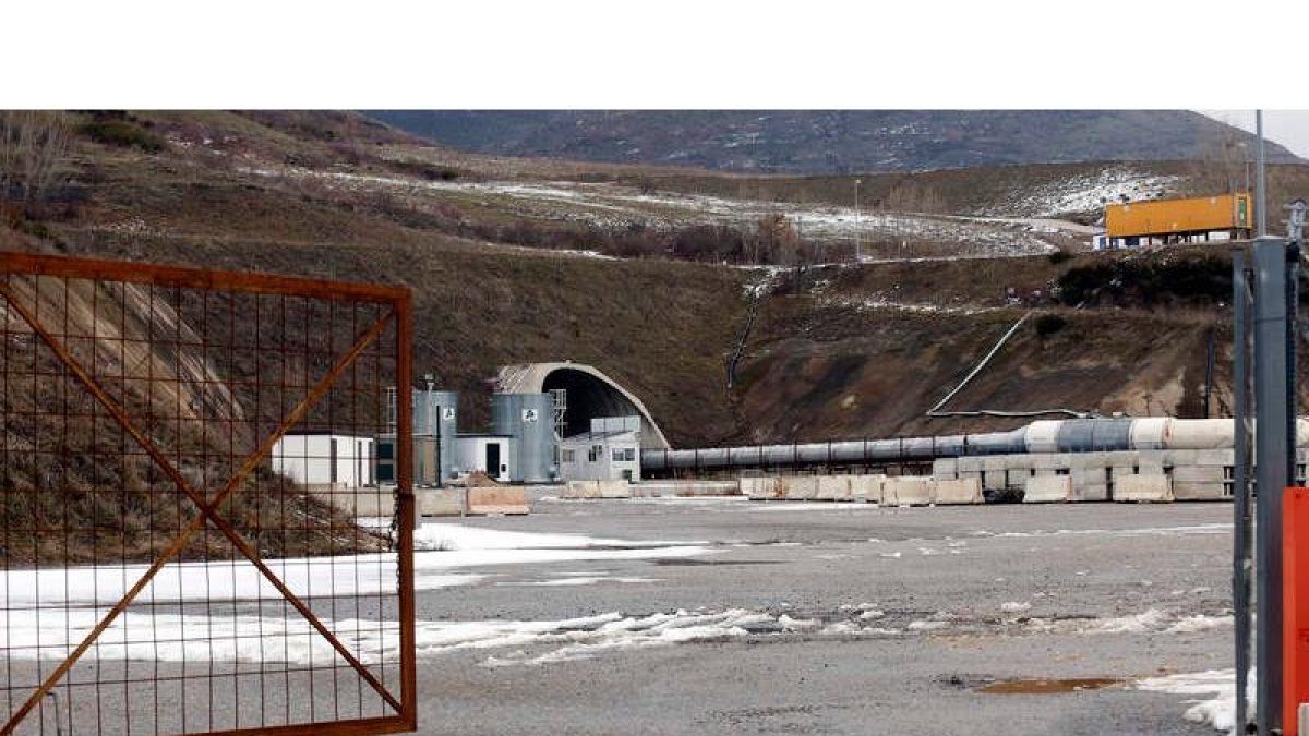 Acceso abierto al emboquille del túnel ferroviario de Pajares, próximo a la localidad de Buiza, ayer por la mañana. MARCIANO PÉREZ