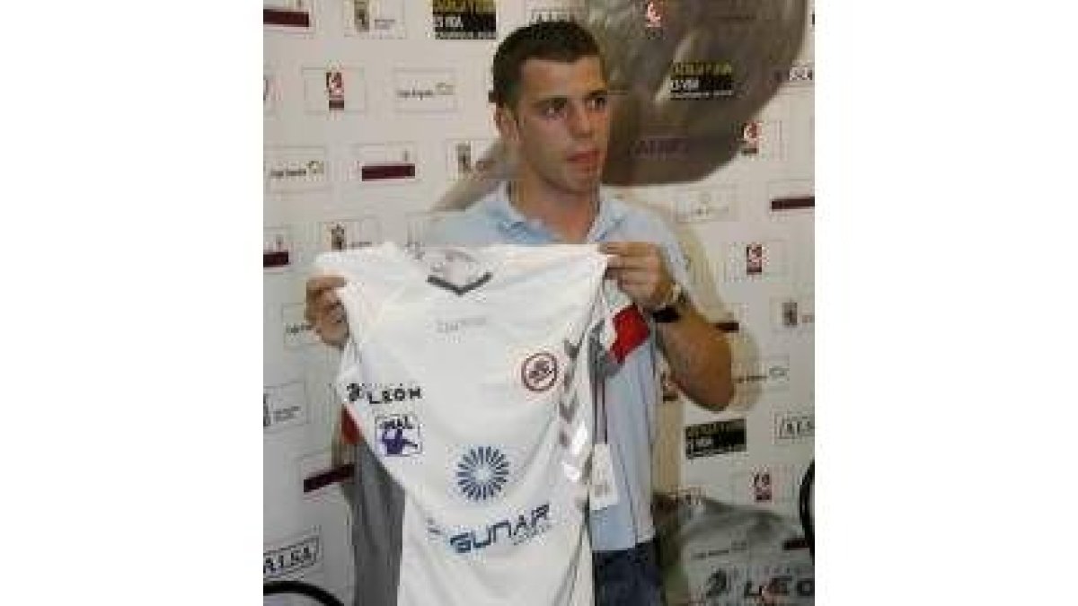 Santi Urdiales posando con la que será su próxima camiseta