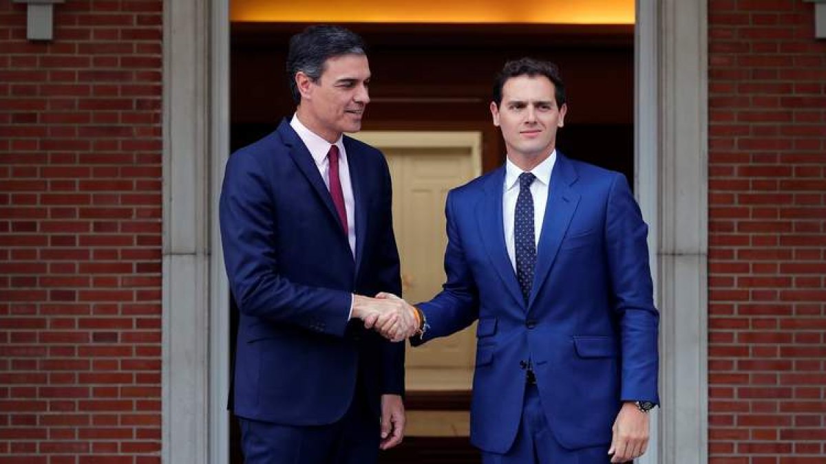 Pedro Sánchez y Albert Rivera, ayer, en el Palacio de la Moncloa. ZIPI