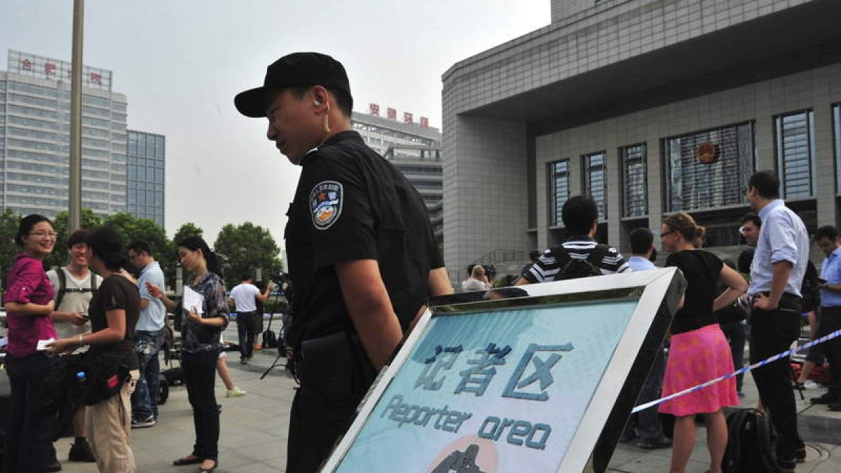 Un policía vigila a las puertas del tribunal de Hefei, donde ha sido juzgada Gu Kailai.