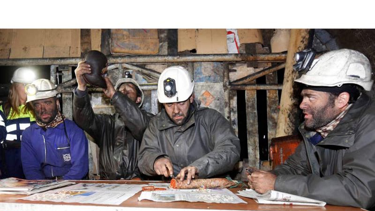 Sócrates, Álvaro, Elías y Daniel toman fuerzas en el refugio que se han habilitado en el grupo Túnel de la Vasco. MARCIANO