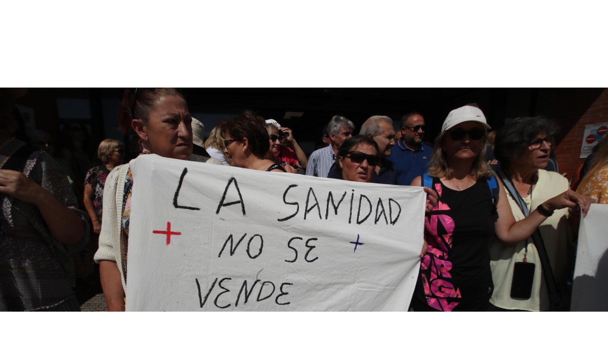 Una pancarta en una de las últimas manifestaciones en defensa de la sanidad en el Bierzo. ANA F. BARREDO