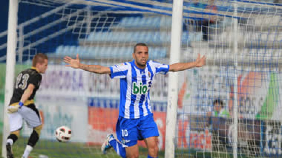 Por fin la Deportiva pudo darse una tarde de alegría. Yuri celebra el primer gol.
