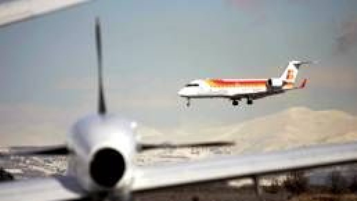 El CRJ de Iberia «Catedral de León» aterrizando en La Virgen del Camino