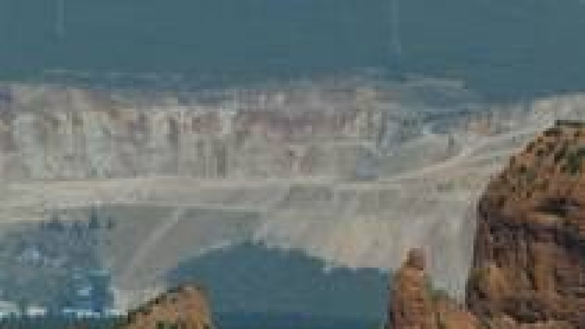 Aspecto que presentan Las Médulas con la explotación de la cantera de Catisa al fondo