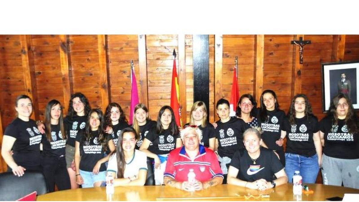 La imagen recoge la concentración de lucha leonesa femenina. A. Q.