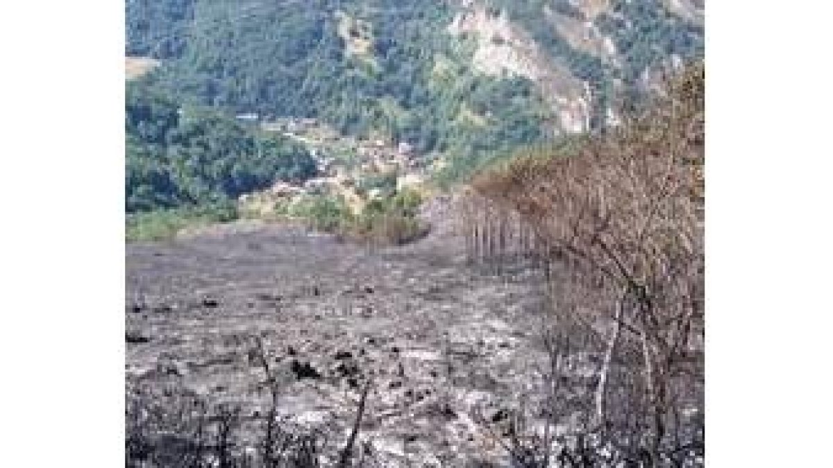 El incendio de Ribota, al fondo, es el principal fuego de la semana