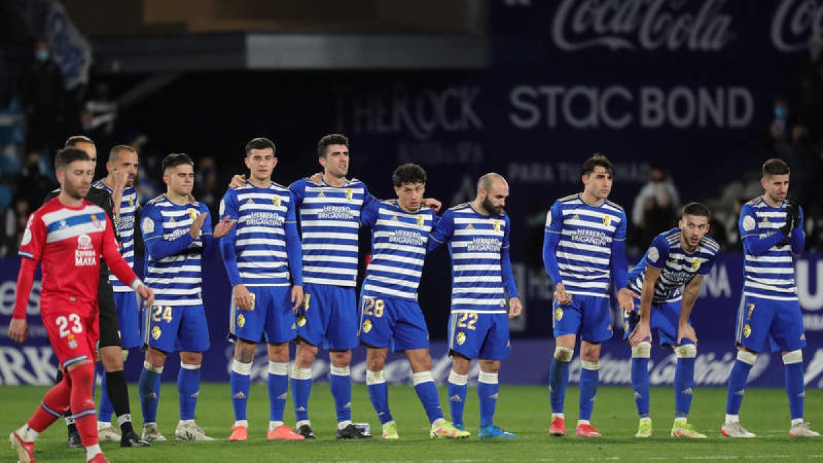 Los futbolistas de la Deportiva se abrazan durante la tanda de penaltis que acabó sonriendo y dando el pase a octavos de final al Espanyol. L. DE LA MATA