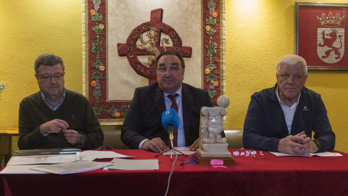 José Manuel Vázquez, Manuel Belinchón y Pepe Estrada presentaron el torneo. FERNANDO OTERO