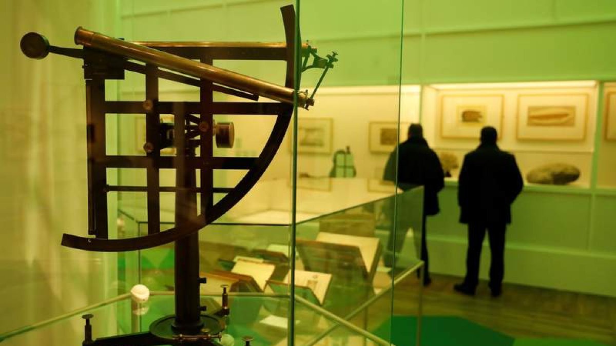 La exposición ‘Cosmos’ en la Biblioteca Nacional. JUAN CARLOS HIDALGO