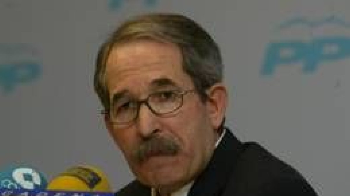 Ángel Escuredo compareció ante la prensa ayer por la mañana en la sede del PP en Ponferrada