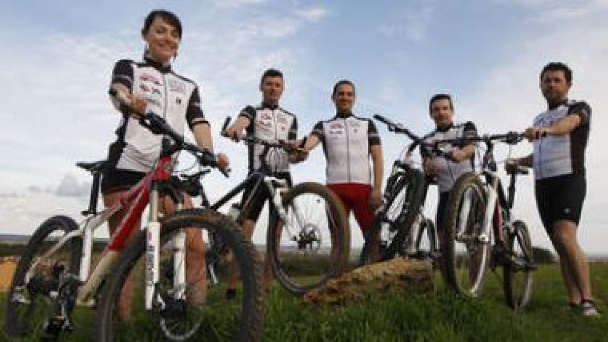 La escuadra leonesa compitió este año con cinco ciclistas en la Nissan Titan Desert.