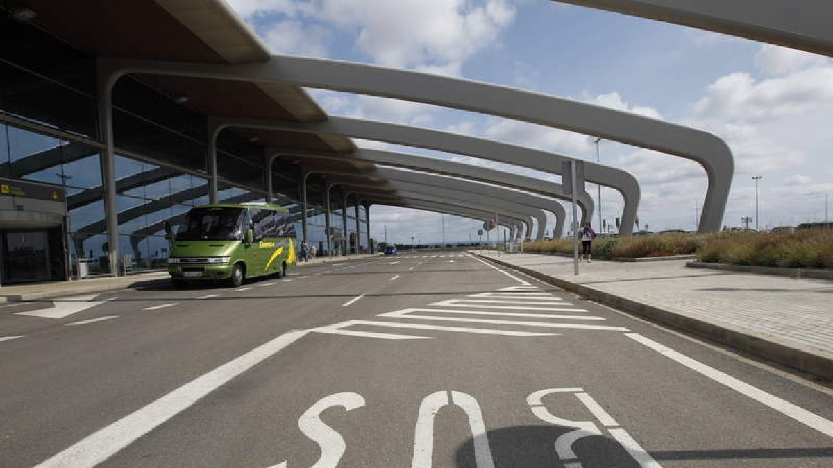 Aeropuerto de León, en su acceso principal