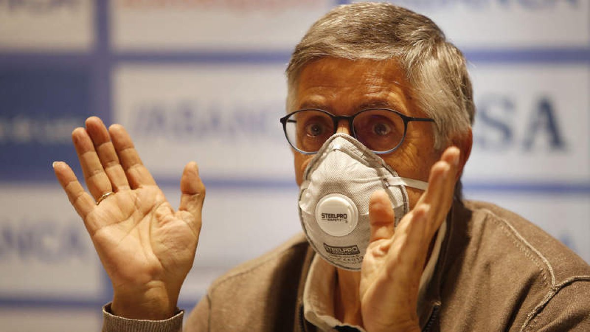 El presidente del Ademar, Cayetano Franco, ayer durante la rueda de prensa de la directiva. JESÚS F. SALVADORES