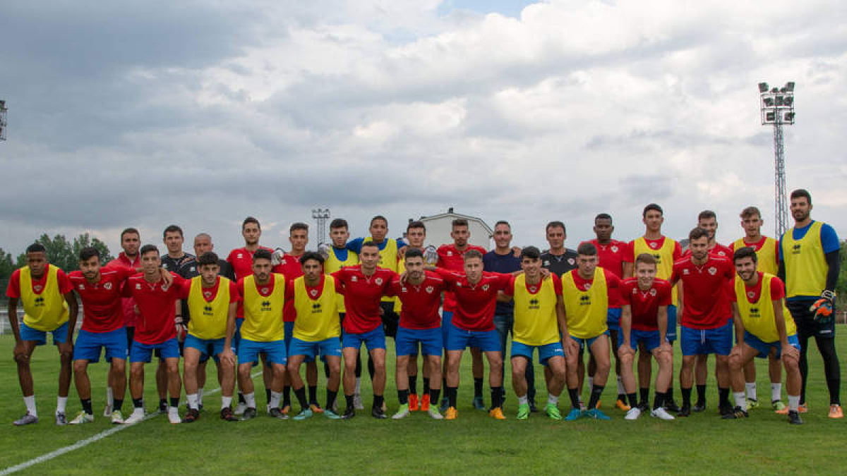 La plantilla posa antes de comenzar el entrenamiento. MARIO PÉREZ BEMBIBRE DIGITAL