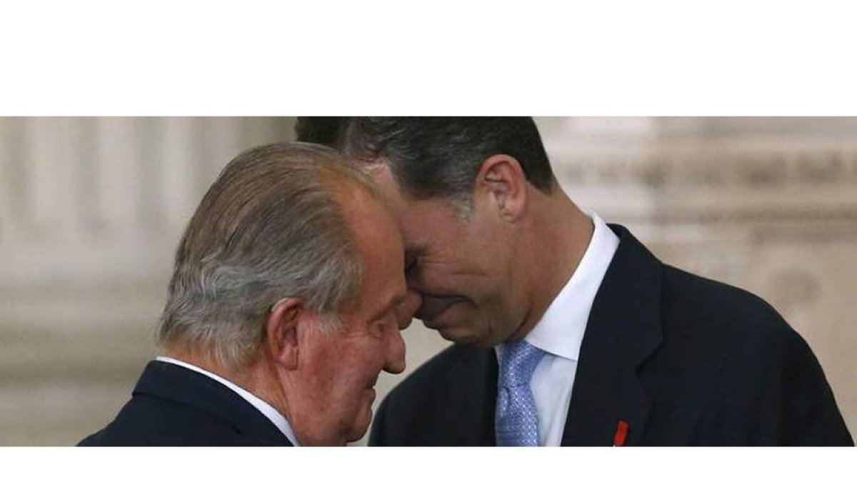 El rey Juan Carlos se abraza a su hijo tras abdicar