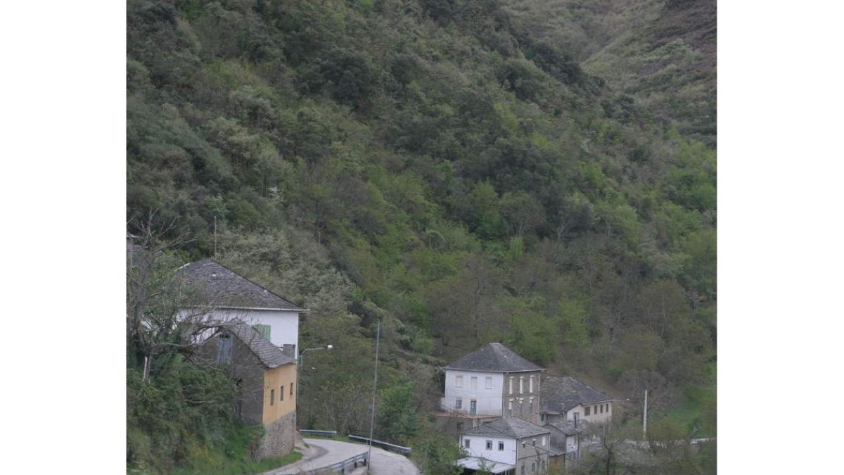 El monte cerca la pequeña localidad de Castropetre, en el municipio berciano de Oencia.