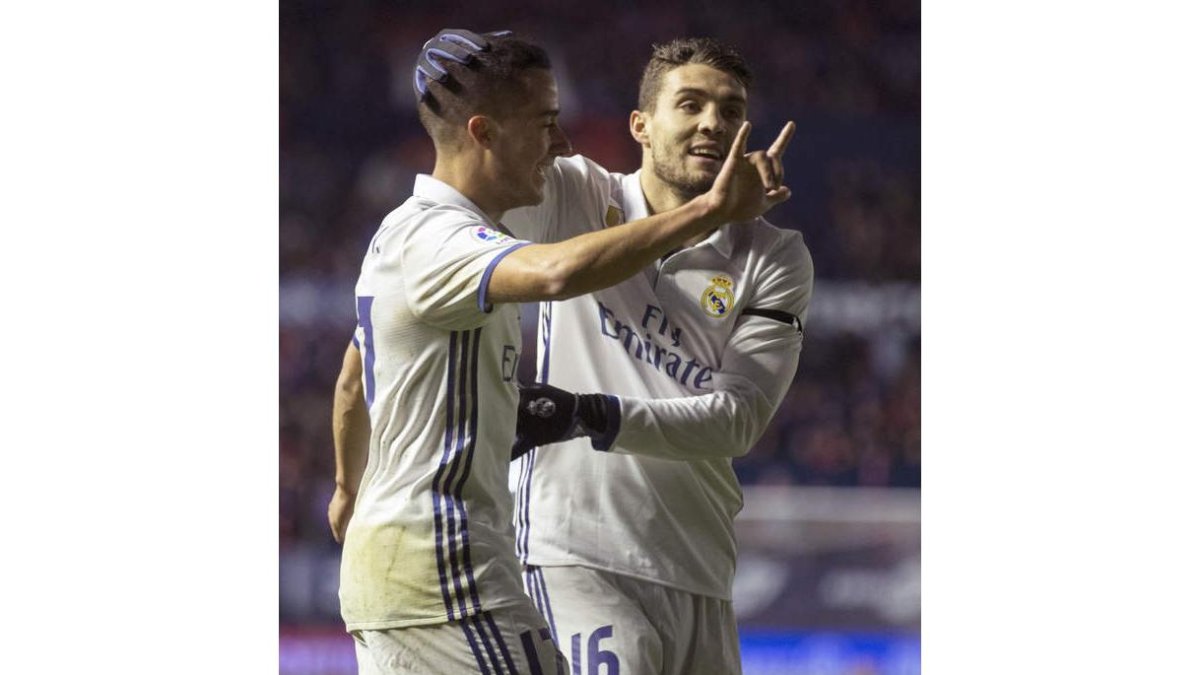 Lucas Vázquez celebra con Kovacic tras marcar el tercer gol ante Osasuna. VILLAR LÓPEZ