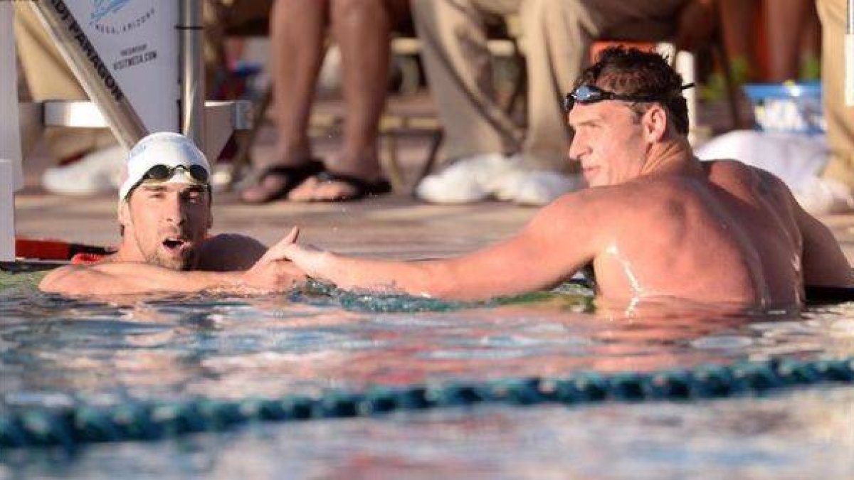 Phelps (izquierda) saluda a Lochte tras la final de los 100 metros mariposa del Arena Grand Prix de Mesa, donde ha regresado a la competición tras casi dos años retirado.