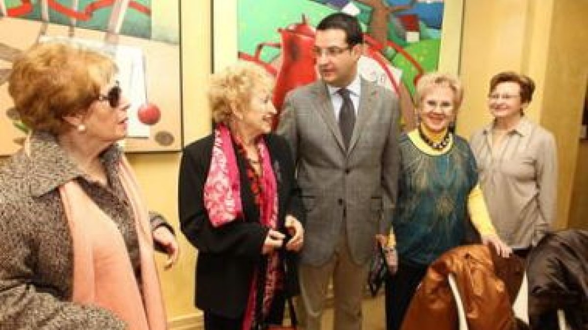 García Bueso, con algunas de las pensionistas del Balcón del Bierzo.