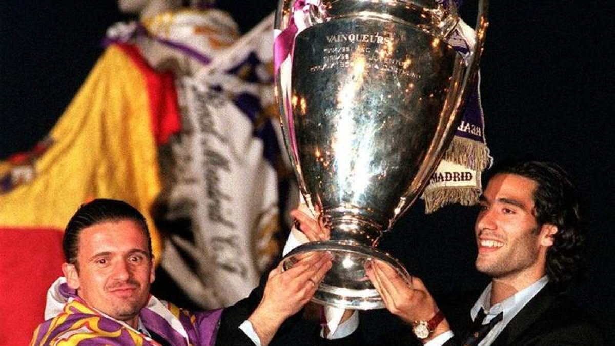 Predag Mijatovic, a la izquierda, junto al hijo de Lorenzo Sanz, Fernando, con la ‘Séptima’.
