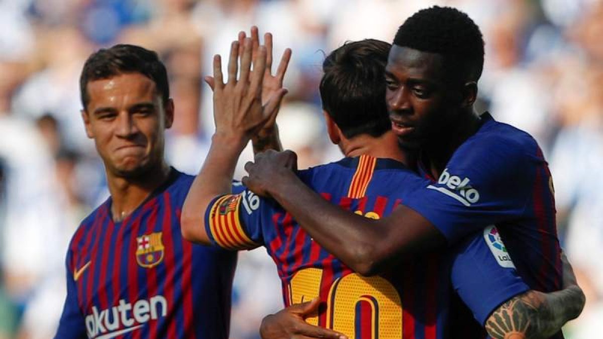 Ousmane Dembélé celebra con sus compañeros su gol ante la Real Sociedad. JUAN HERRERO