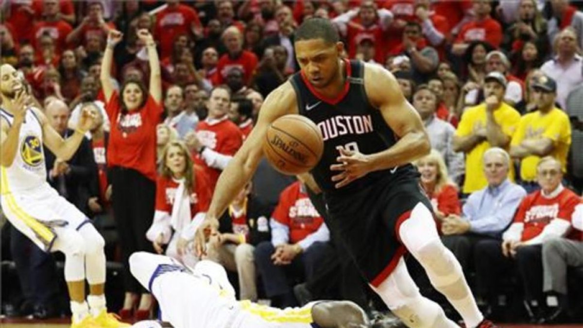 El escolta Eric Gordon en la disputa por un balón en la victoria ante Golden.