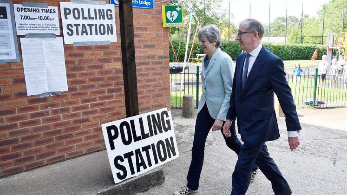 Theresa May y su marido Phillip llegan a un colegio electoral para votar en las europeas. NEIL HALL