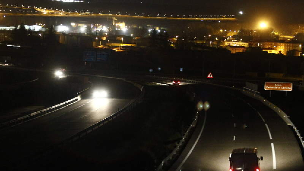 Desde el entronque de la A-60 no hay ni una luz en el recorrido de la primera fase de la ronda sur de la ciudad.