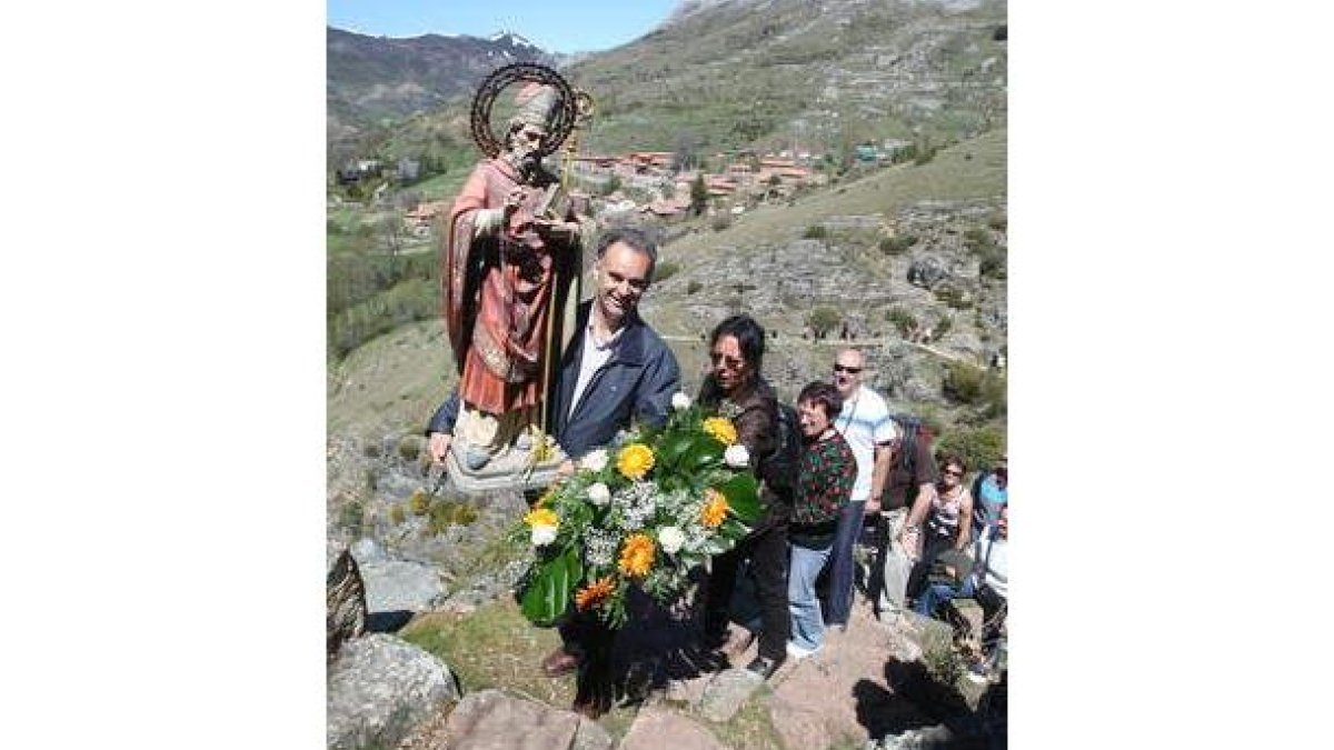 Cientos de fieles no faltaron a la cita más importante del Curueño de la rogativa de Valdorria para