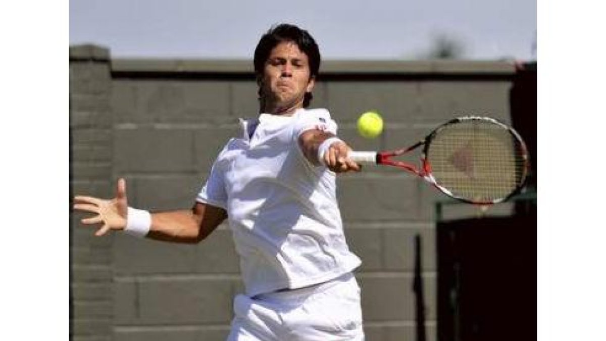 Fernando Verdasco devuelve una bola al belga Vliegen.