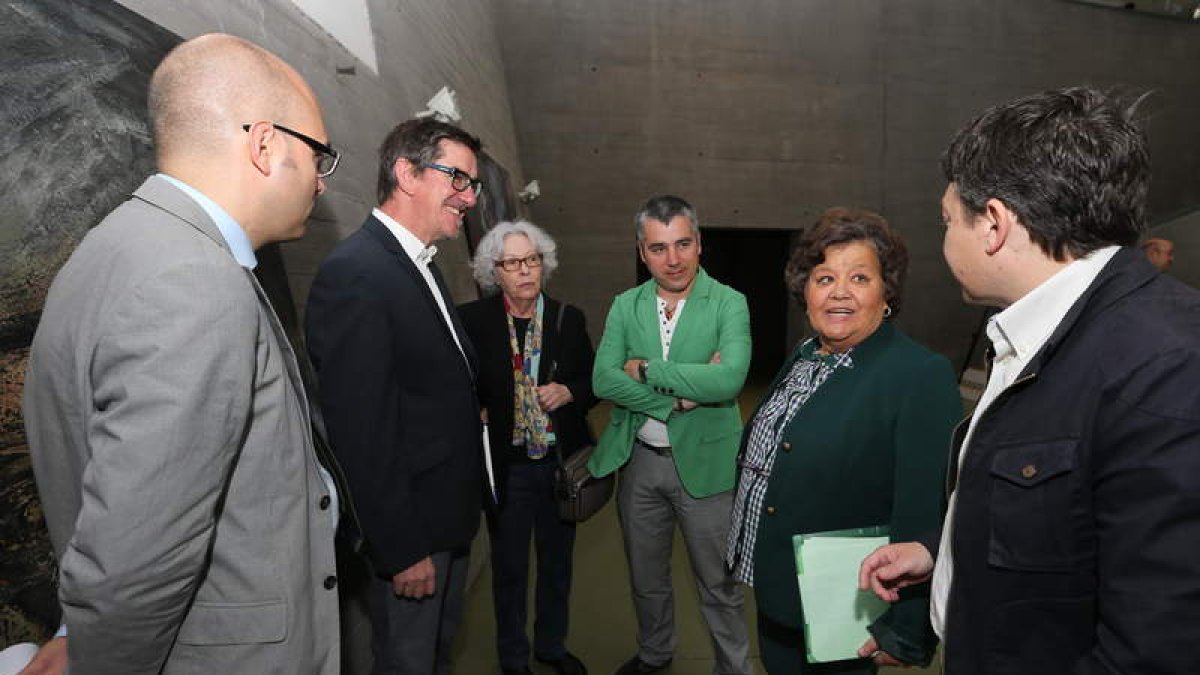 Cristina Almeida, entre el edil de Cultura y el alcalde, ayer en la Uned, junto a los organizadores.