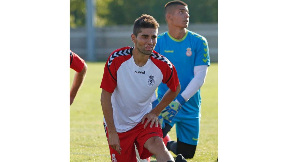 Manu Rodríguez, que fue presentado ayer, en el Área Deportiva de Puente Castro. F. OTERO PERANDONES
