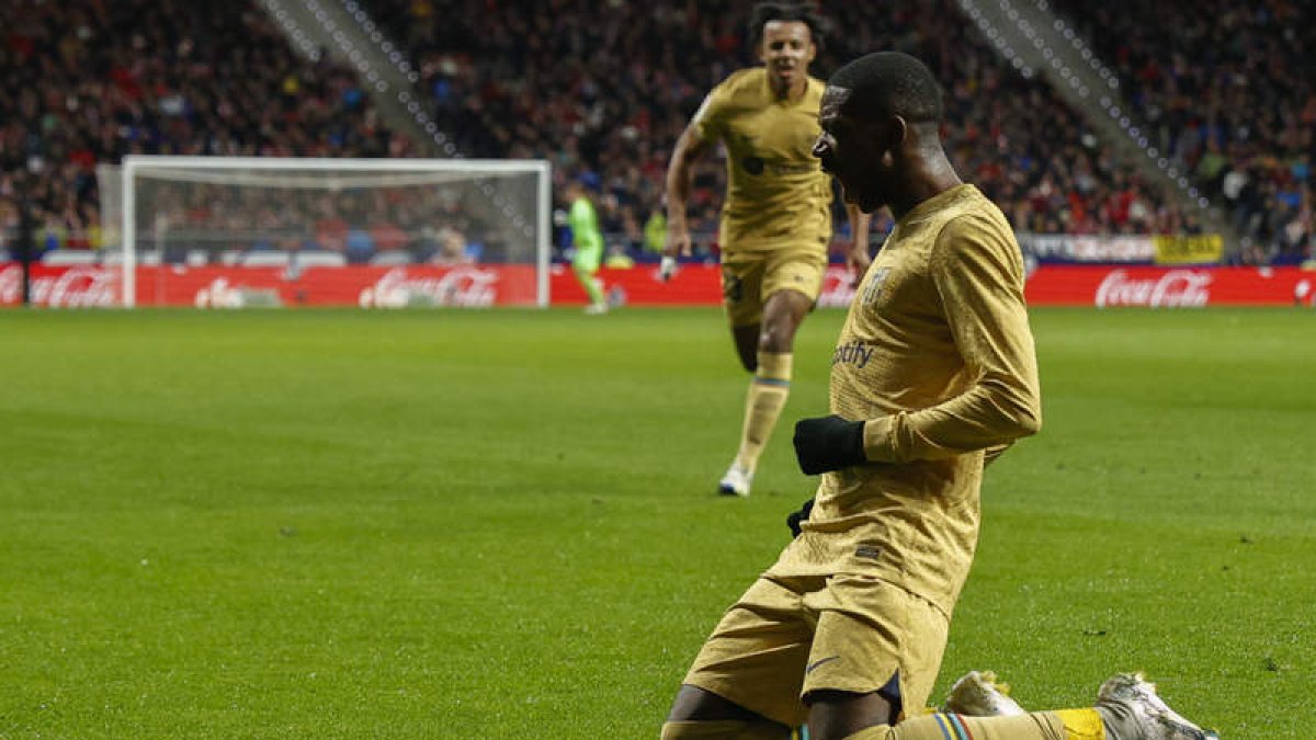 Un solitario gol de Ousmane Dembélé le dio la victoria al FC Barcelona frente al Atlético de Madrid en el Metropolitano. RODRIGO JIMÉNEZ