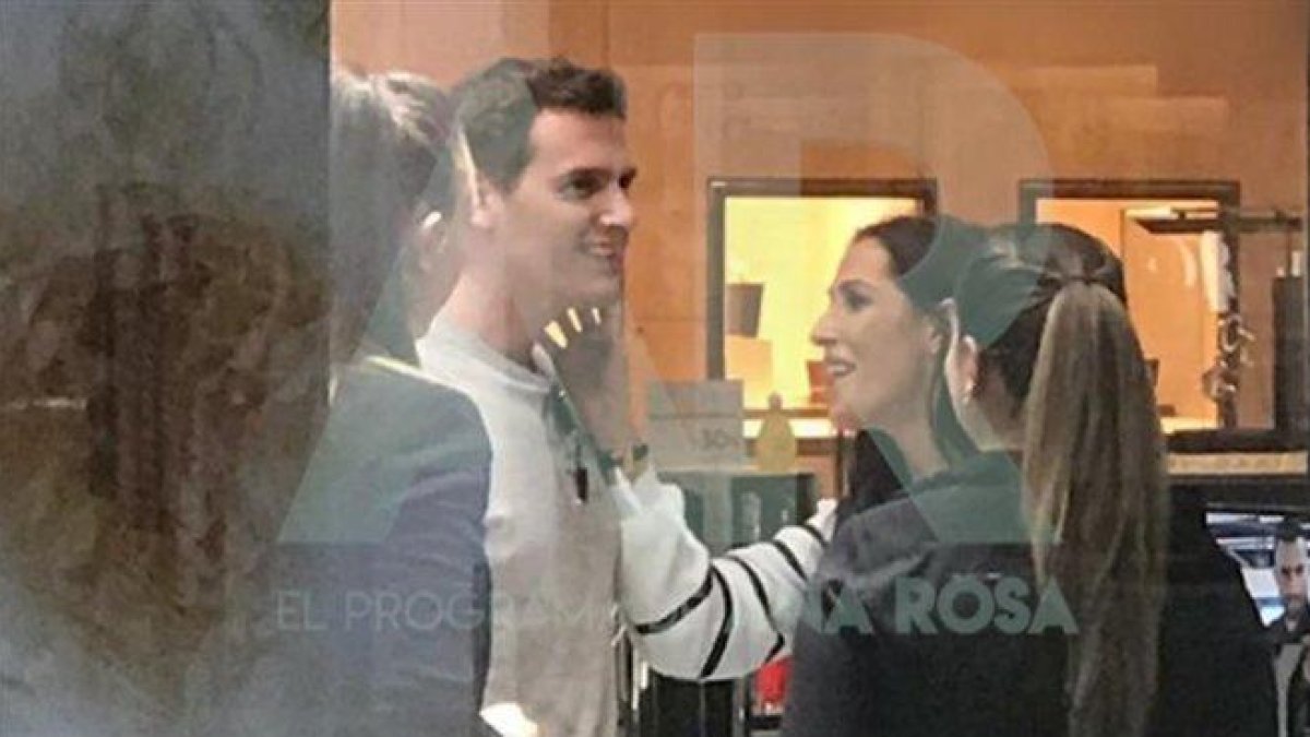 Albert Rivera y Malú, en un centro comercial.