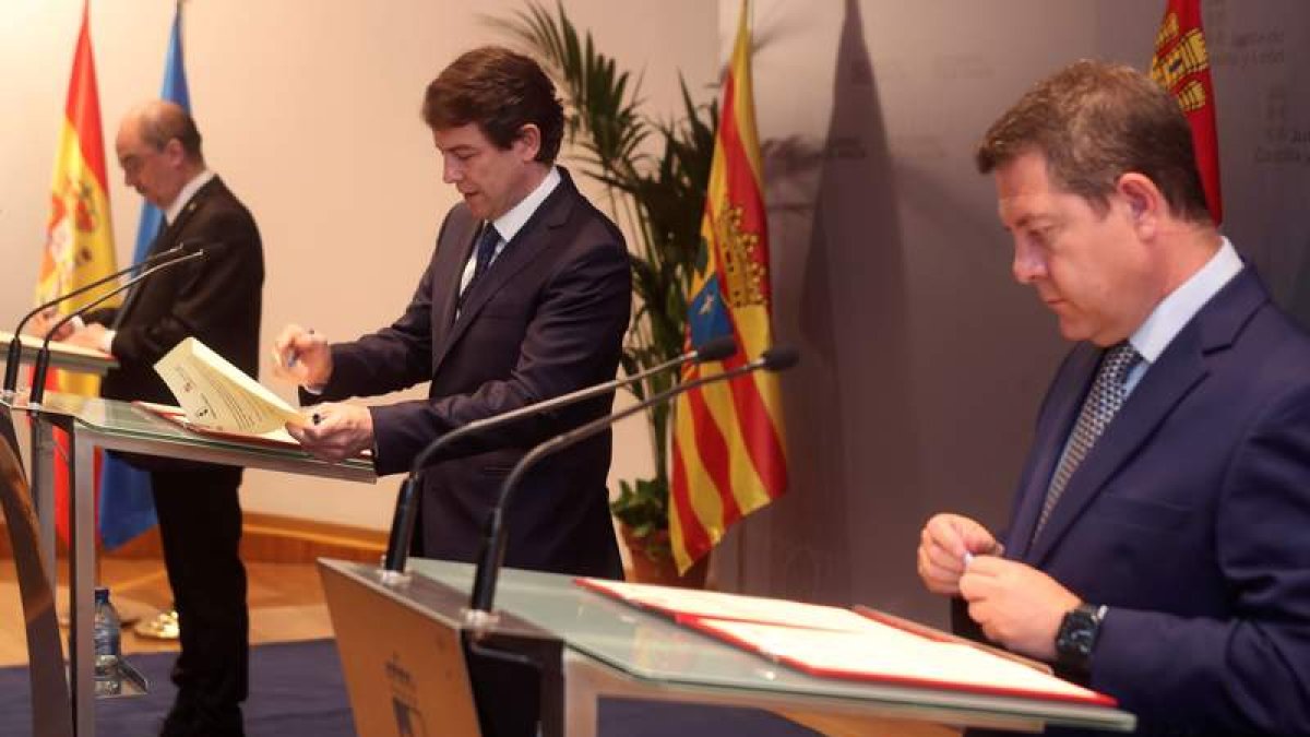 Javier Lambán, Alfonso Fernandez Mañueco y Emiliano Garcia-Page ayer, en la reunión que han mantenido en Soria. WILFREDO GARCÍA