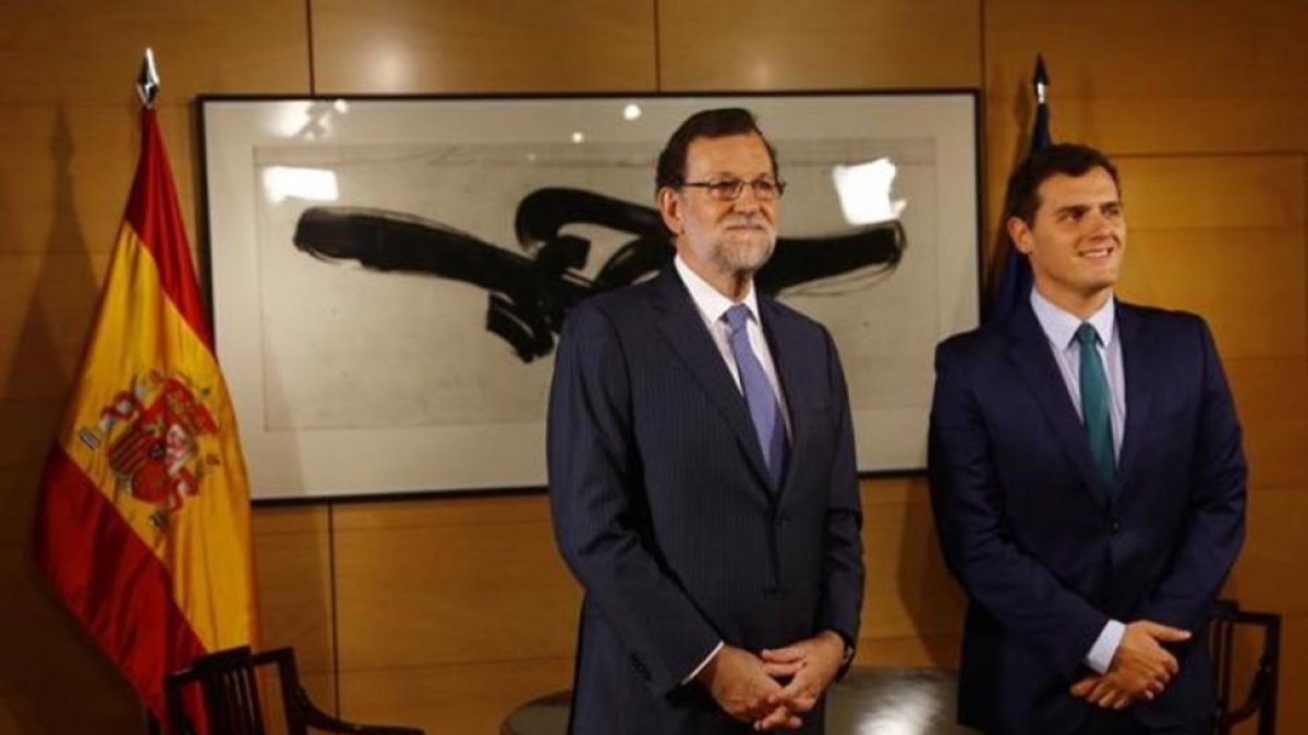 Mariano Rajoy y Albert Rivera posan antes de la reunión en el Congreso, el 3 de agosto.