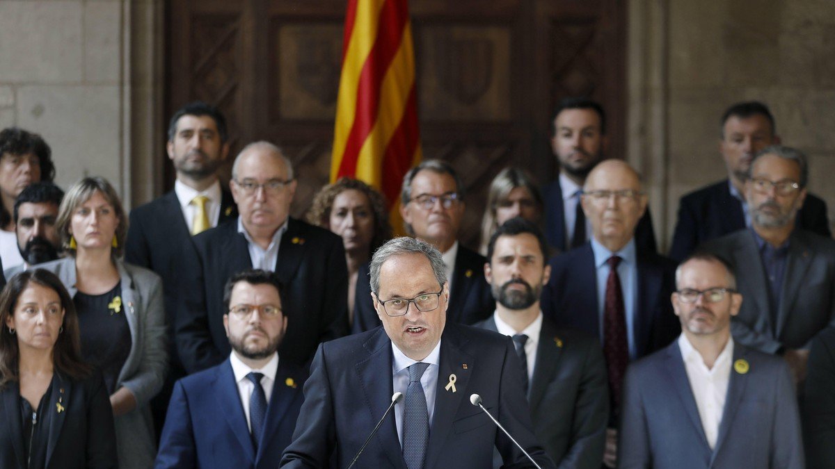 El presidente de la Generalitat, Quim Torra, flanqueado por los consellers de su Govern, el presidente del Parlament, Roger Torrent, miembros soberanistas de la Mesa de la cámara catalana, y otras personalidades políticas catalanas, durante la declaración institucional que ha realizado en la Galería Gótica del Palau de la Generalitat por la sentencia del procés. ANDREU DALMAU (EFE)