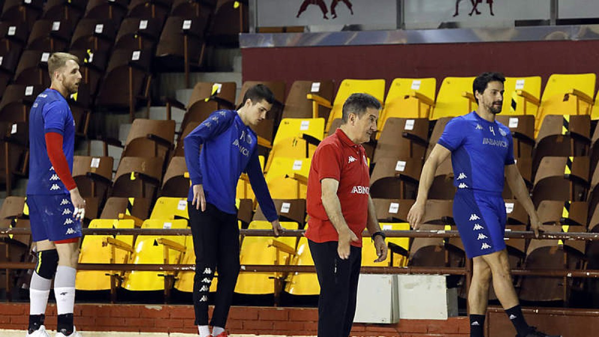Manolo Cadenas, durante un entrenamiento con el Abanca Ademar en el Palacio. MARCIANO PÉREZ