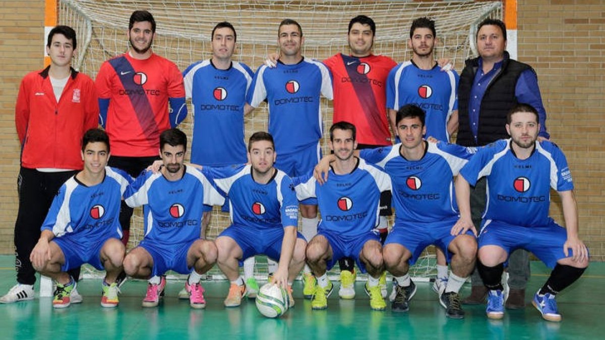 Manuel Ferreras siempre posaba en la misma plaza con el equipo de fútbol sala que patrocinaba, arriba a la derecha. DL