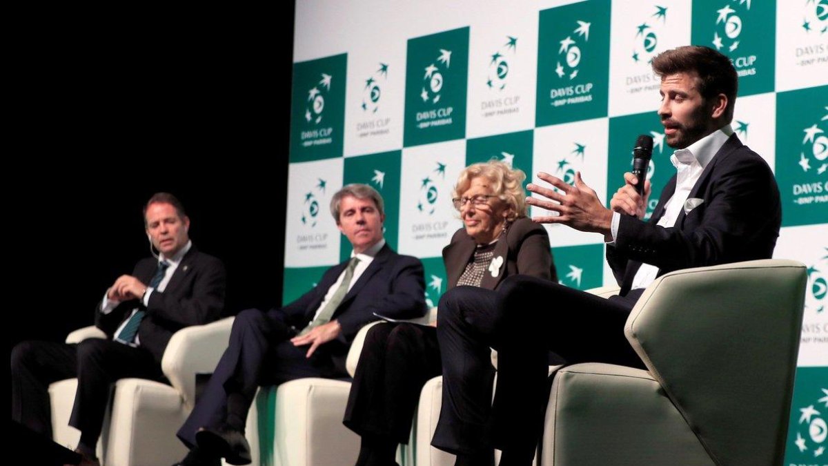 Piqué, junto a la clase política de Madrid, durante la presentación de la nueva Copa Davis con el logotipo del grupo bancario detrás, en octubre.