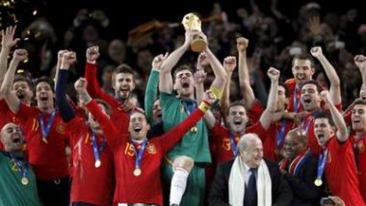 La selección española campeona de Europa y del mundo recibió el galardón del Príncipe de Asturias.