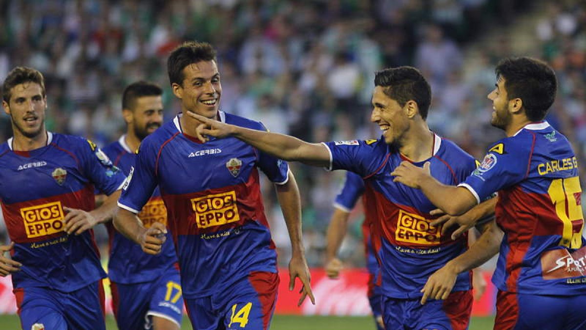 Chaves celebra con sus compañeros el gol ante el Betis.