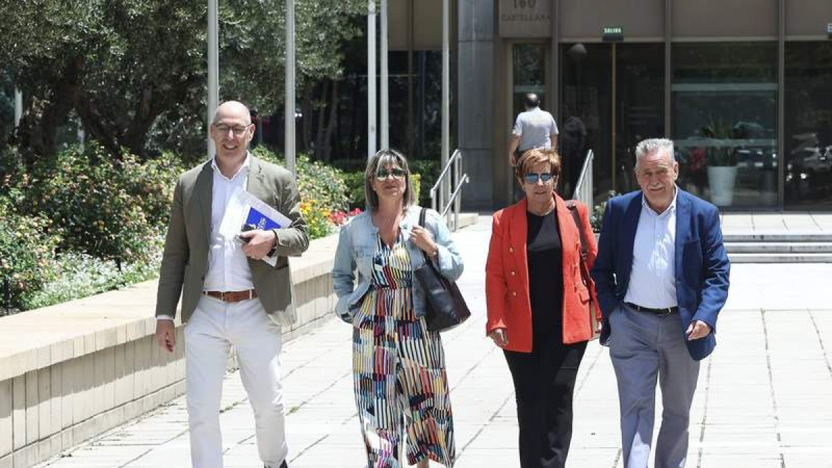 Los negociadores de los empleados ayer tras la reunión. JUAN LÁZARO